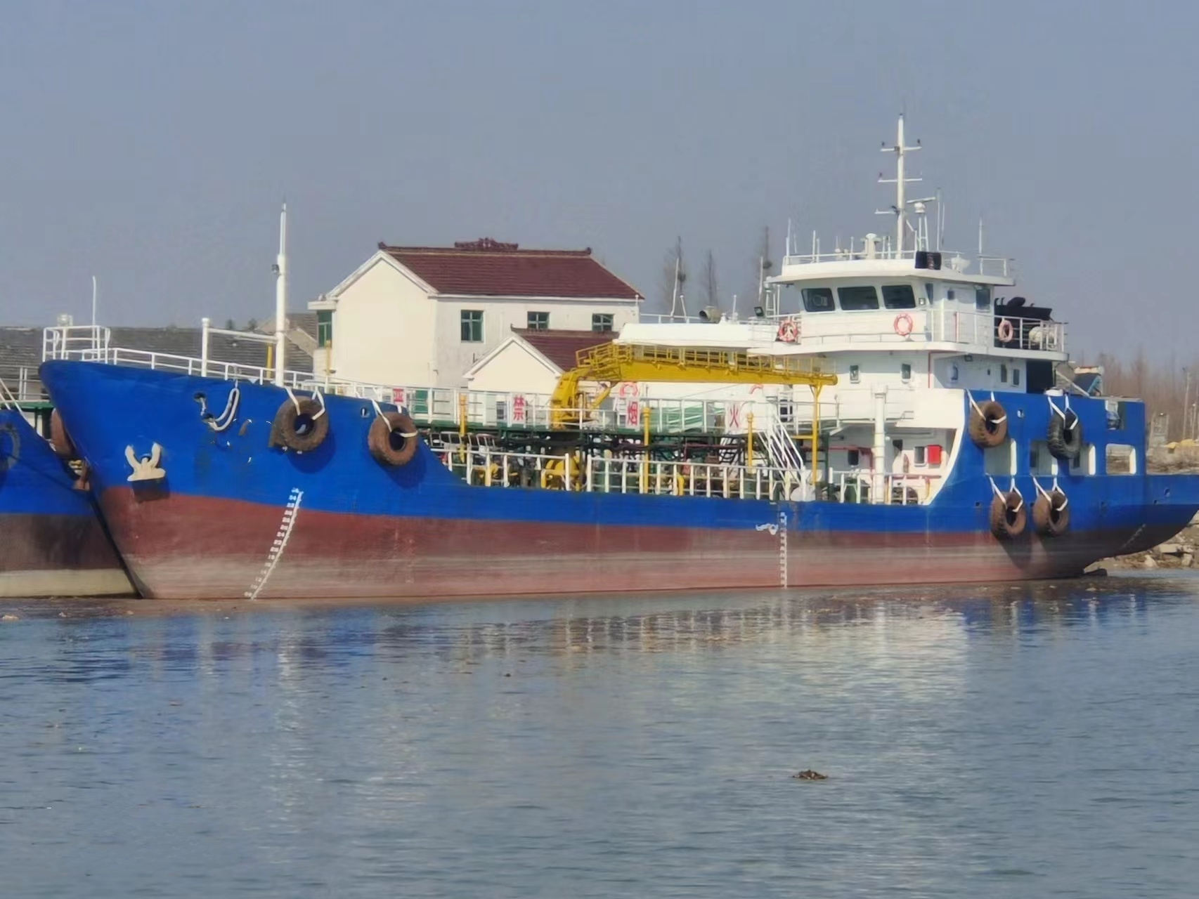 610 T Product Oil Tanker For Sale