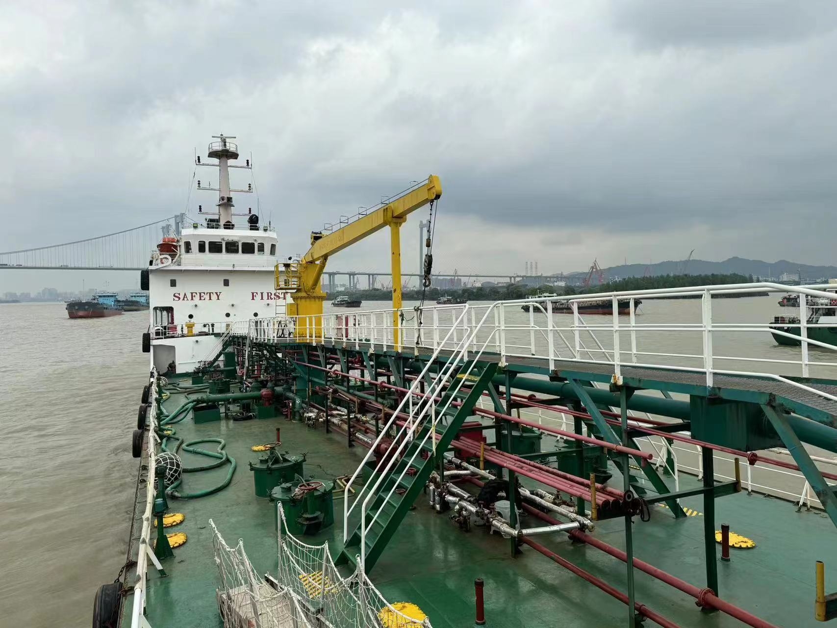 1700 T Product Oil Tanker For Sale