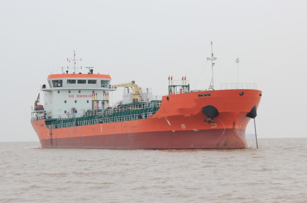 6610 T Product Oil Tanker For Sale